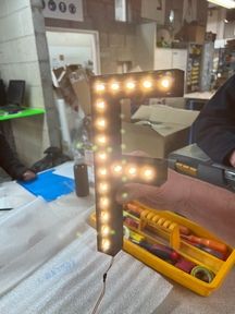 Initiation au câblage d’enseignes lumineuses